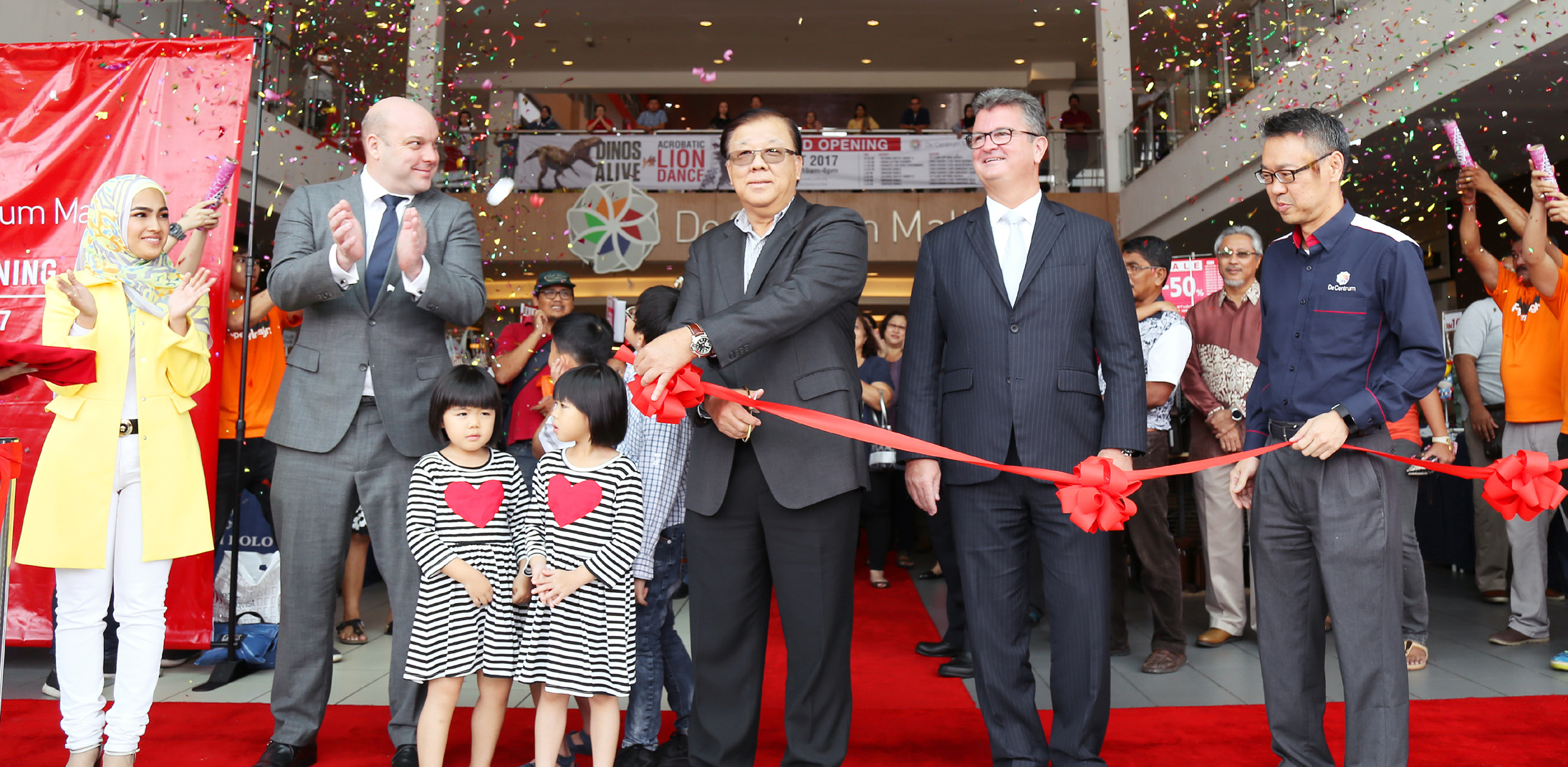 The Grand Opening of De Centrum Mall