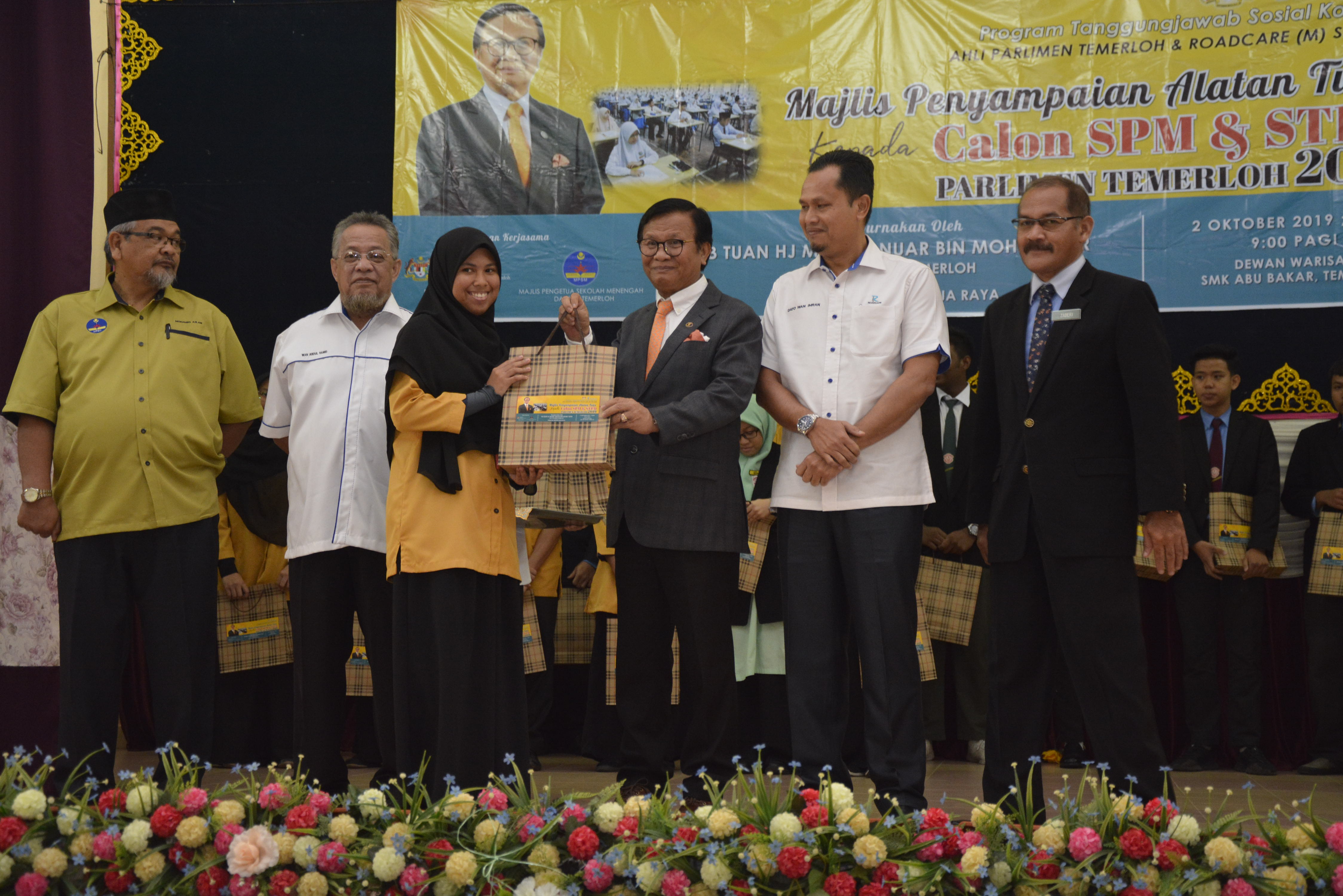 PENYAMPAIAN KELENGKAPAN PEPERIKSAAN KEPADA PARA CALON SPM DAN STPM DI TEMERLOH OLEH ROADCARE