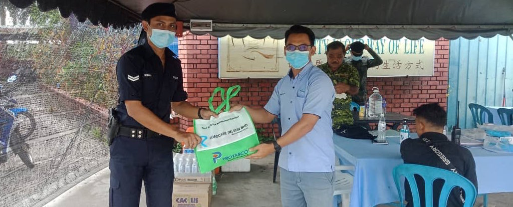 BANTUAN MAKANAN KEPADA PARA PETUGAS SEKATAN JALAN RAYA OLEH PIHAK ROADCARE BAHAGIAN TIMUR & TENGAH